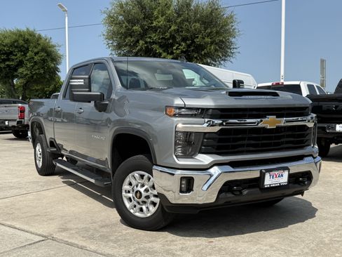Used 2025 Chevrolet Silverado 2500 LT w/ Convenience Package AWD/4WD image 2