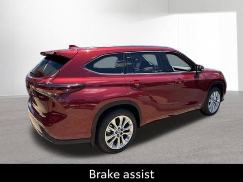 Certified 2026 Toyota Highlander Limited AWD/4WD image 11