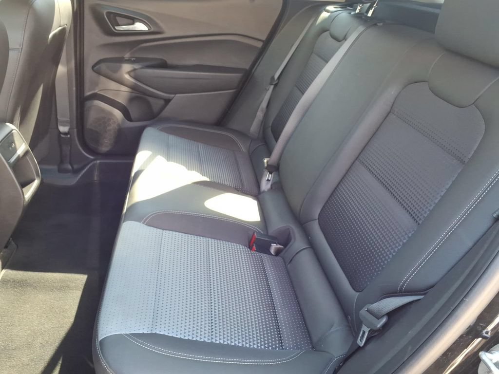 Used 2025 Chevrolet Trax LT w/ LT Convenience Package FWD image 15