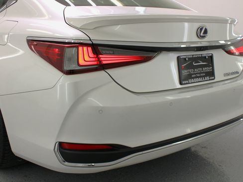 Used 2019 Lexus ES 300h Luxury image 24
