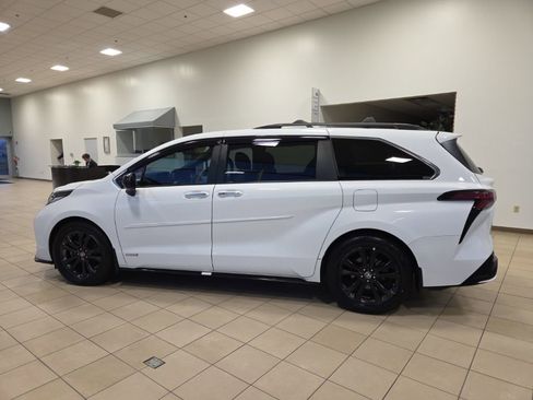 Used 2021 Toyota Sienna XSE w/ XSE Plus Package image 9