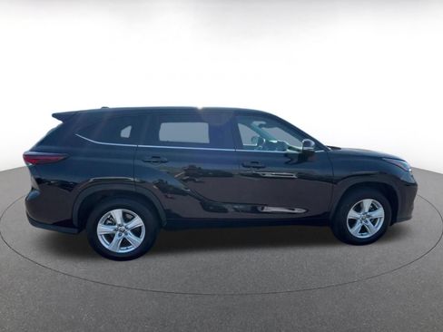 Used 2025 Toyota Highlander LE FWD image 13