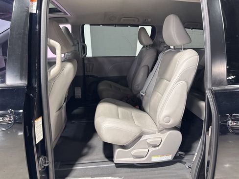 Used 2020 Toyota Sienna XLE w/ XLE Navigation Package FWD image 31