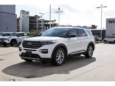 Used 2020 Ford Explorer XLT w/ Equipment Group 202A image 2