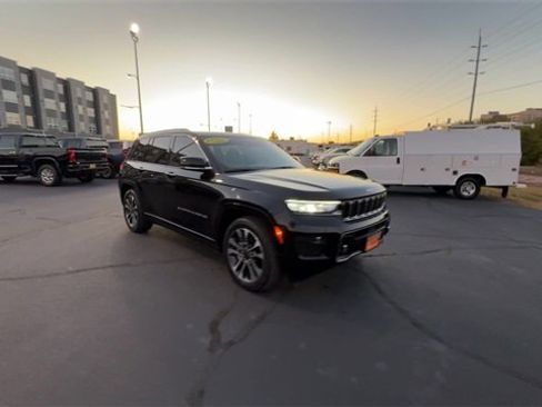 Used 2023 Jeep Grand Cherokee Overland image 2