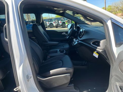 New 2026 Chrysler Voyager LX image 19