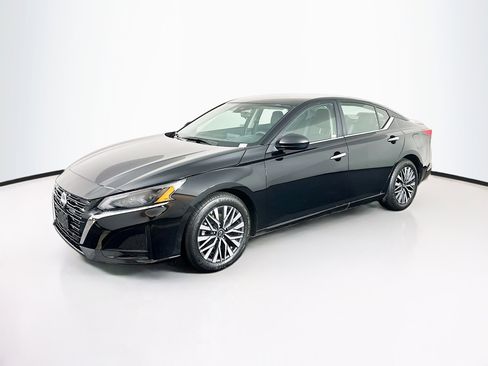 Used 2025 Nissan Altima 2.5 SV image 3