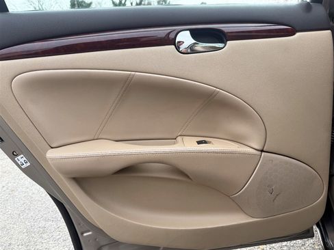 Used 2007 Buick Lucerne CXS image 25