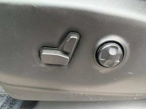 Used 2024 Chrysler Pacifica Touring-L image 25