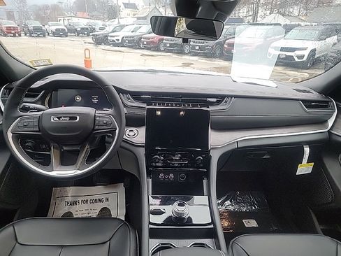 New 2025 Jeep Grand Cherokee Limited image 18