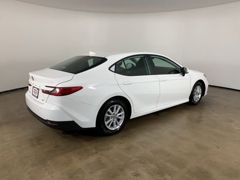 Used 2025 Toyota Camry LE image 31