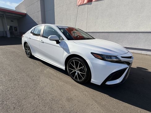 Used 2023 Toyota Camry SE image 2