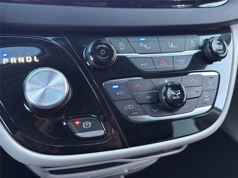 Used 2023 Chrysler Pacifica Touring-L FWD image 19