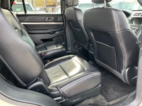 Used 2018 Ford Explorer XLT w/ Equipment Group 202A image 12