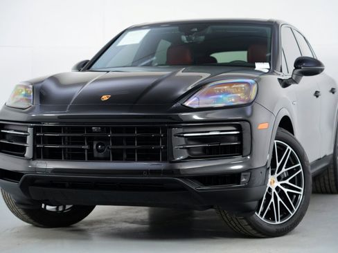 Used 2024 Porsche Cayenne image 3
