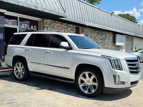 Used 2017 Cadillac Escalade Luxury AWD/4WD image 9