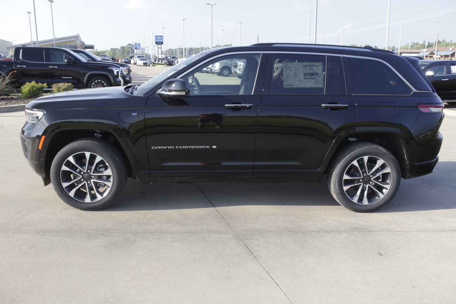 New 2022 Jeep Grand Cherokee Overland w/ Luxury Tech Group IV AWD/4WD image 6