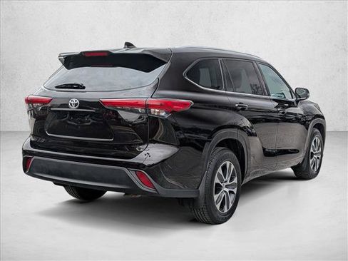 Used 2022 Toyota Highlander XLE AWD/4WD image 5