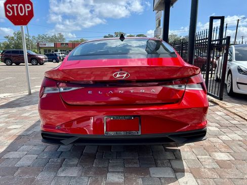 Used 2021 Hyundai Elantra SE FWD image 8