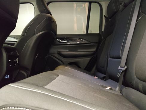 Used 2023 Jeep Grand Cherokee Laredo AWD/4WD image 18