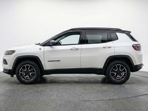 Used 2025 Jeep Compass Trailhawk image 5