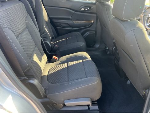 Used 2018 GMC Acadia SLE image 16