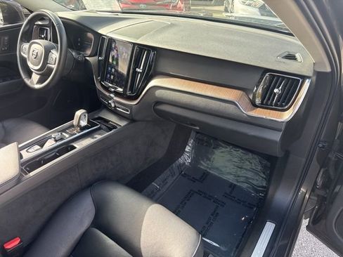 Used 2022 Volvo XC60 B5 Momentum image 9