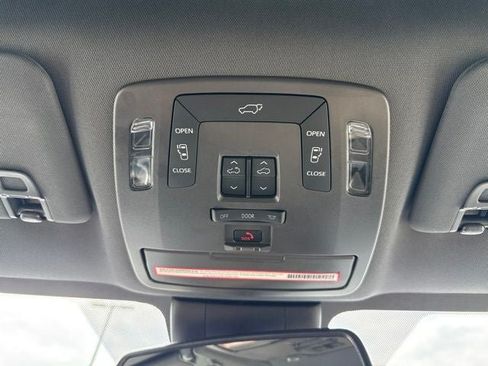 Used 2023 Toyota Sienna XLE FWD image 30