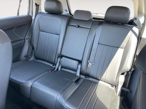 Used 2022 Volkswagen Tiguan SE AWD/4WD image 16