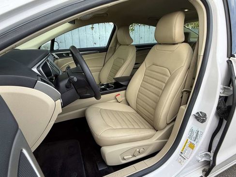 Used 2015 Ford Fusion SE w/ Equipment Group 202A image 4