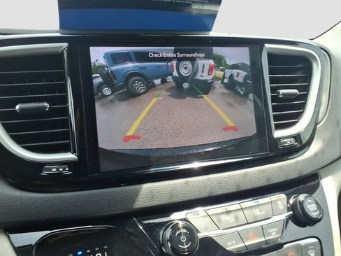 Used 2024 Chrysler Pacifica Touring-L FWD image 20
