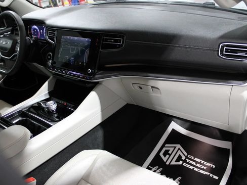 Used 2023 Jeep Wagoneer 4WD image 17