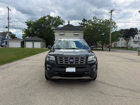 Used 2016 Ford Explorer XLT w/ Equipment Group 202A AWD/4WD image 2