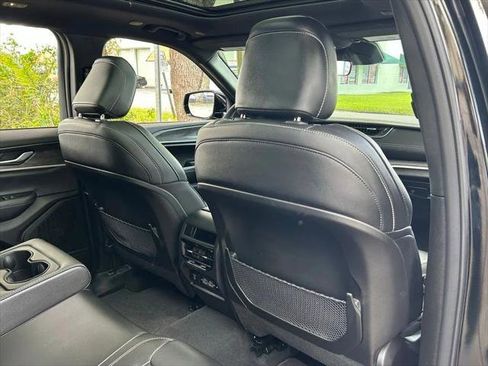 Certified 2025 Jeep Grand Cherokee Limited w/ MOPAR Finishing Package RWD image 41