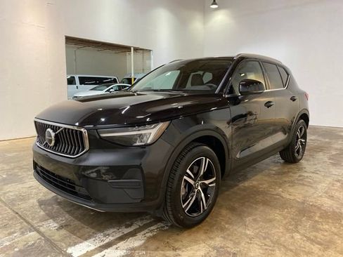 Used 2025 Volvo XC40 B5 Core AWD/4WD image 1