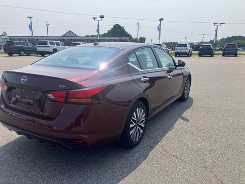 Used 2024 Nissan Altima 2.5 SV FWD image 5