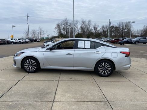 Used 2024 Nissan Altima 2.5 SV image 6