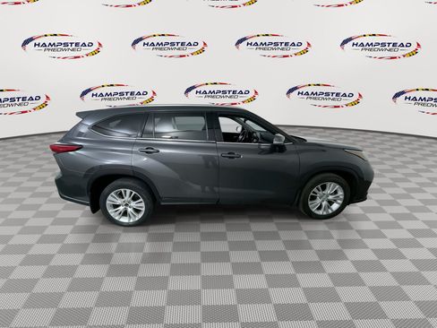 Used 2020 Toyota Highlander XLE AWD/4WD image 9