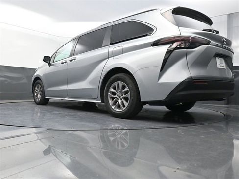 Used 2023 Toyota Sienna XLE image 21