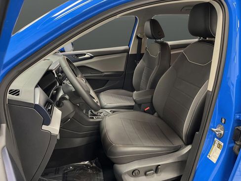 Used 2023 Volkswagen Taos SE w/ Black Wheel Package image 4