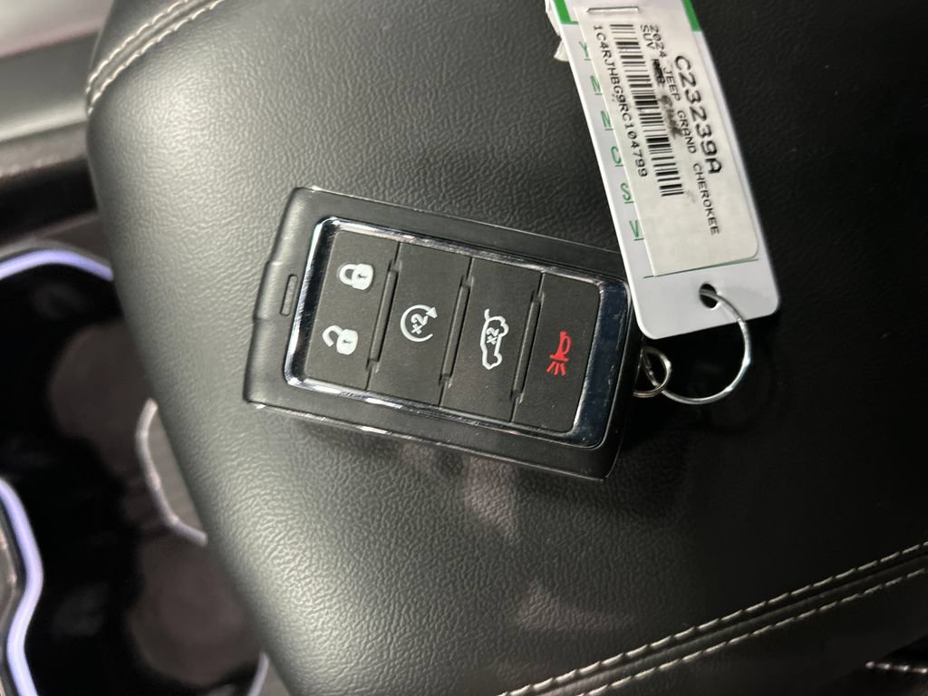 Used 2024 Jeep Grand Cherokee Limited AWD/4WD image 22
