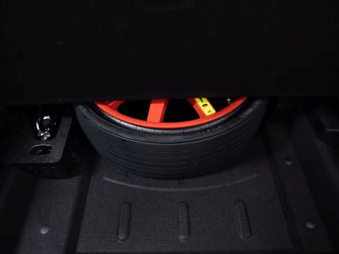 Certified 2025 Porsche Macan image 31