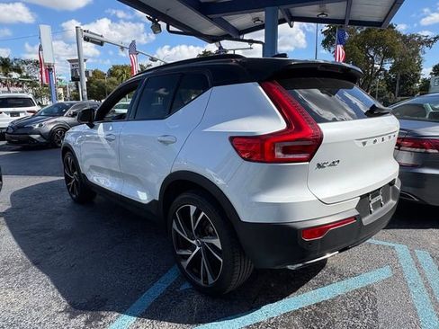 Used 2020 Volvo XC40 T4 R-Design image 11