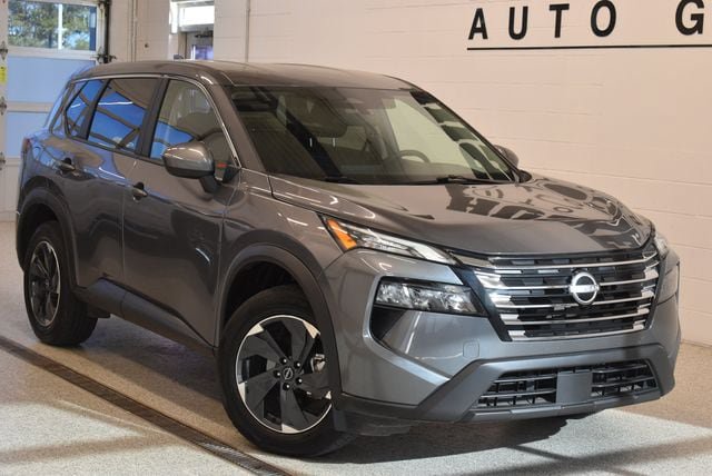 Used 2025 Nissan Rogue SV AWD/4WD image 1