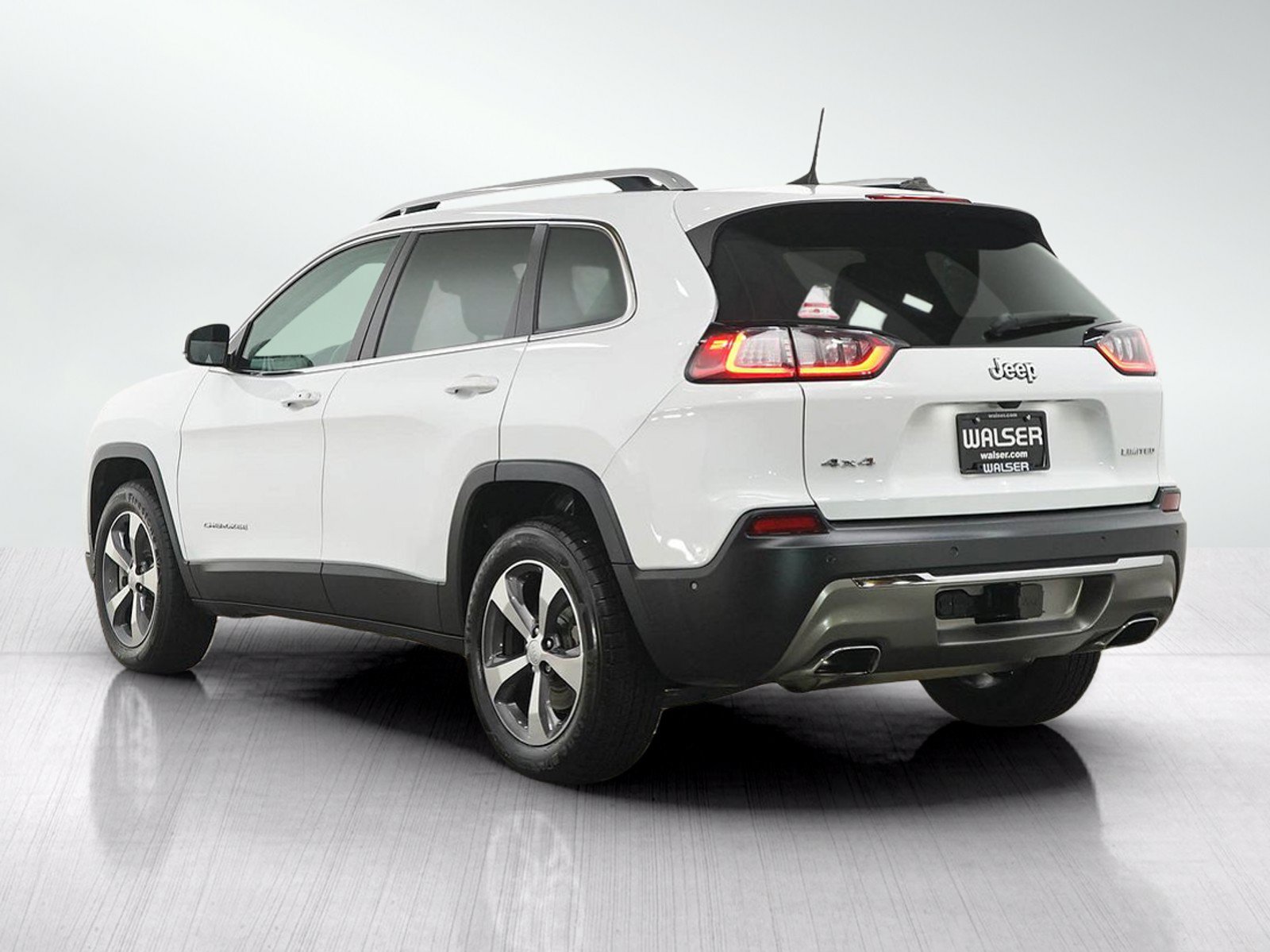 Used 2019 Jeep Cherokee Limited w/ Luxury Group AWD/4WD image 3