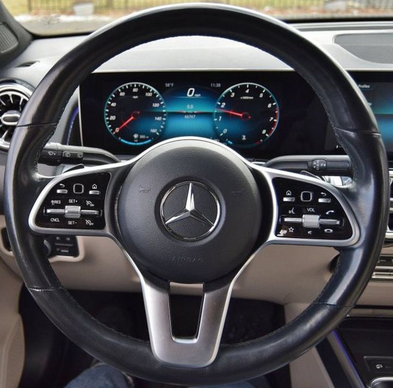 Used 2021 Mercedes-Benz GLB 250 4MATIC w/ Premium Package image 12