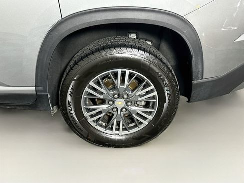 Used 2025 Chevrolet Traverse LT FWD image 11