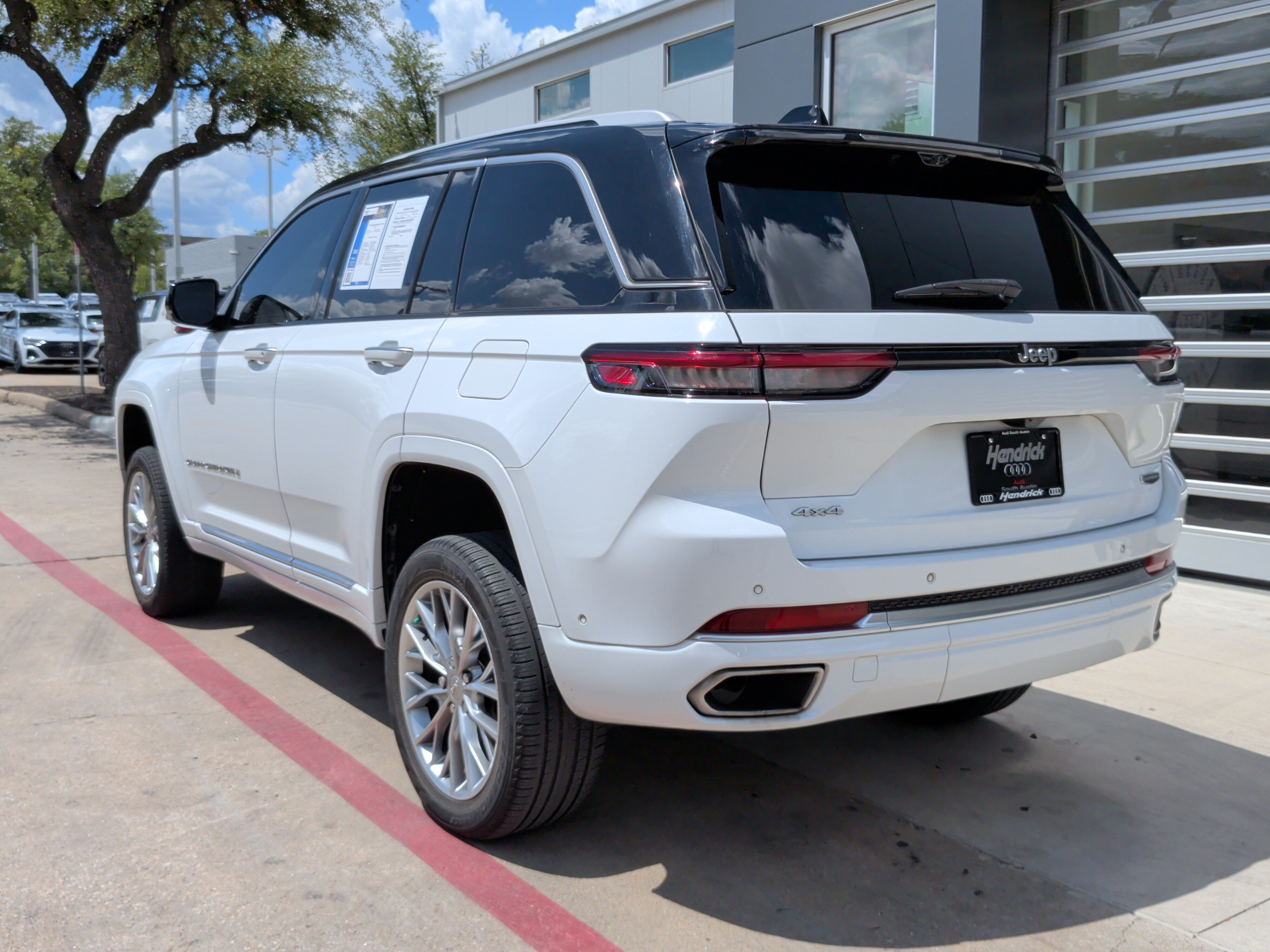Used 2023 Jeep Grand Cherokee Summit w/ Adv Protech Group IV AWD/4WD image 17