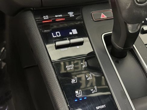Used 2022 Porsche Macan AWD/4WD image 19