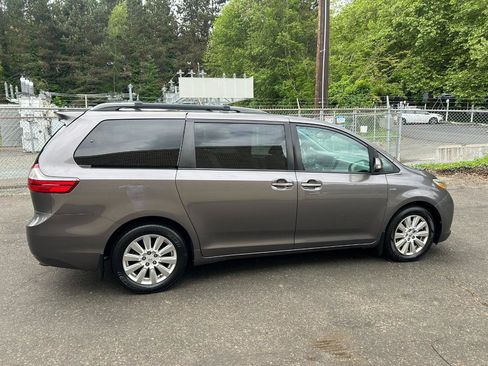 Used 2017 Toyota Sienna Limited Premium AWD/4WD image 4